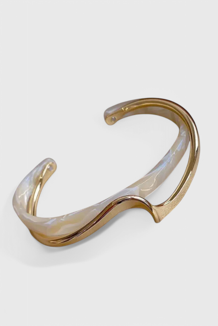 Pulsera Elegante de Ópalo Blanco con Acabado en Dorado